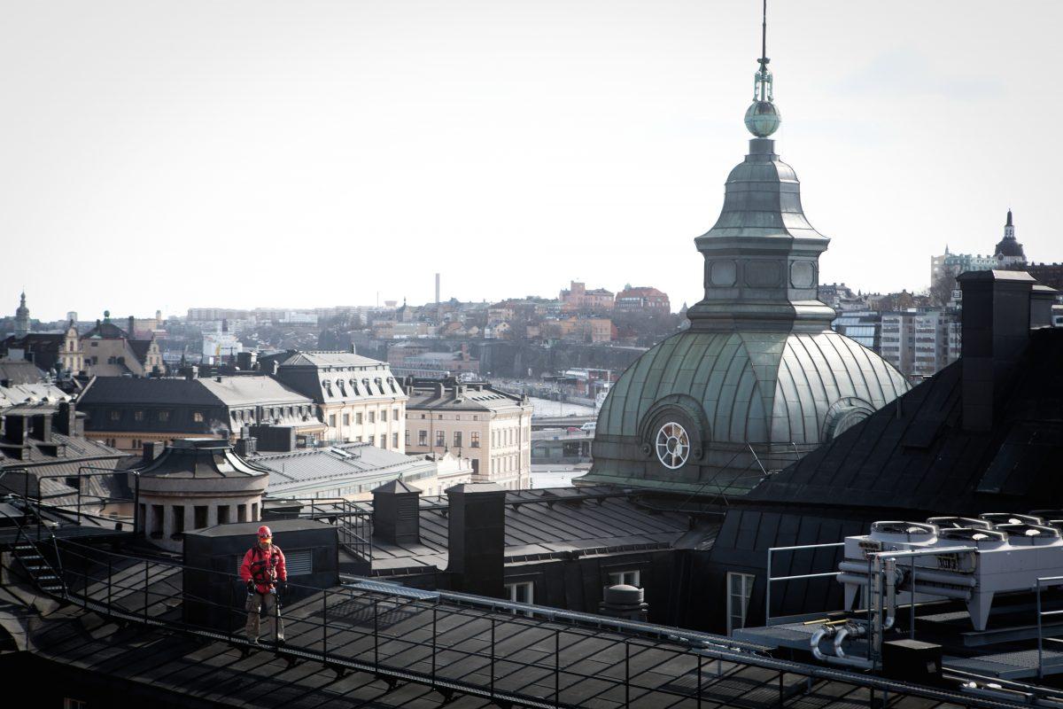 A guided tour on top of the old Parliament building on Riddarholmen in Stockholm. All of the participants are equipped with safety harnesses and safety lines before venturing out onto a long metal catwalk that encircles the roof. (Tuukka Ervasti/ imagebank.sweden.se)