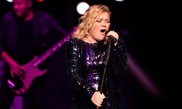 Kelly Clarkson, Trisha Yearwood, and Reba McEntire Perform Rendition of ‘Silent Night’