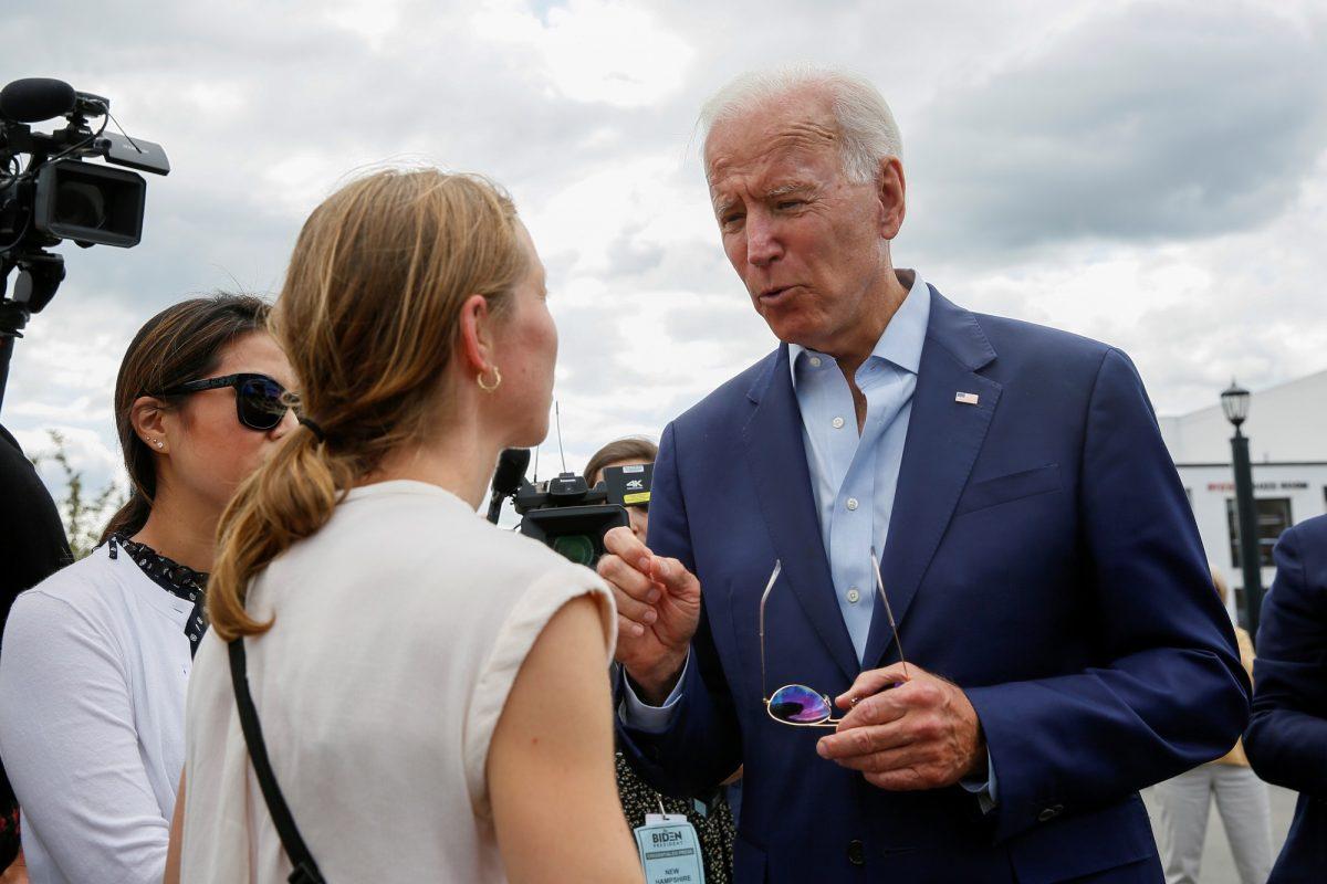 Democratic 2020 U.S. presidential candidate and former Vice President Joe Biden talks with a woman outside Lindy's Diner in Keene, New Hampshire on Aug. 24, 2019. (Elizabeth Franz/Reuters)