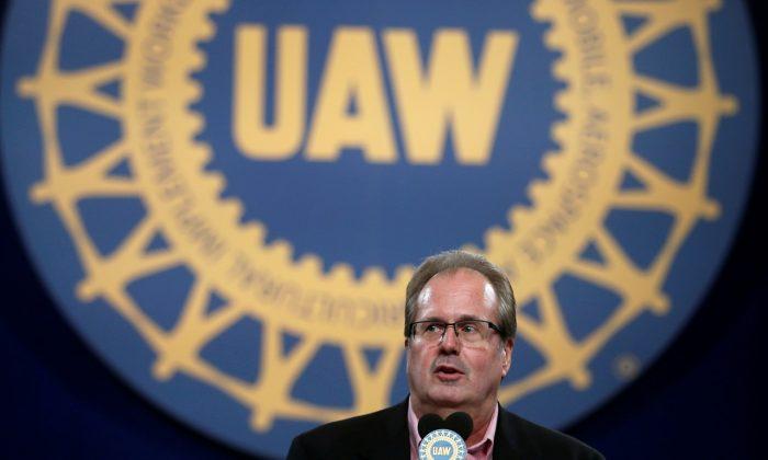 UAW Boosts Strike Pay as GM Walkout Continues
