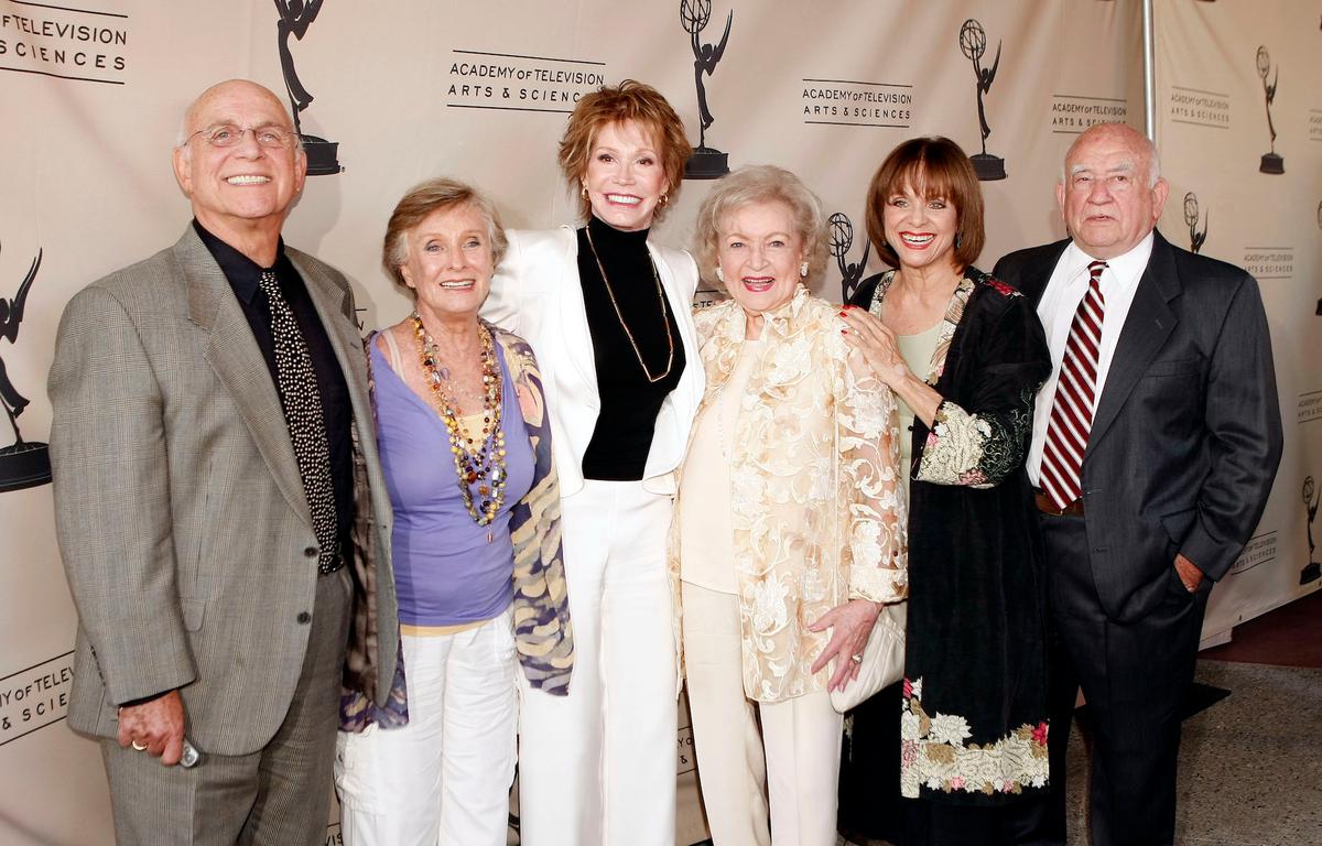 (L to R) Actors Gavin MacLeod, Cloris Leachman, Mary Tyler Moore, Betty White, Valerie Harper and Ed Asner pose at the Academy of Television Arts and Sciences celebrating Betty White's 60 years on television at the Leonard Goldenson Theatre in No. Hollywood, California on Aug. 7, 2008. (Kevin Winter/Getty Images)