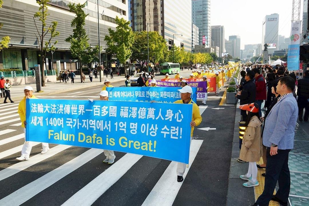 The first banner reads: “Falun Gong is practiced in more than 100 countries and has benefited millions of people.” (©<a href="http://en.minghui.org/html/articles/2018/10/17/172888.html">Minghui.org</a>)
