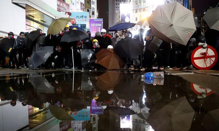 Hong Kong Protesters Plan to Disrupt Airport After Night of Chaos