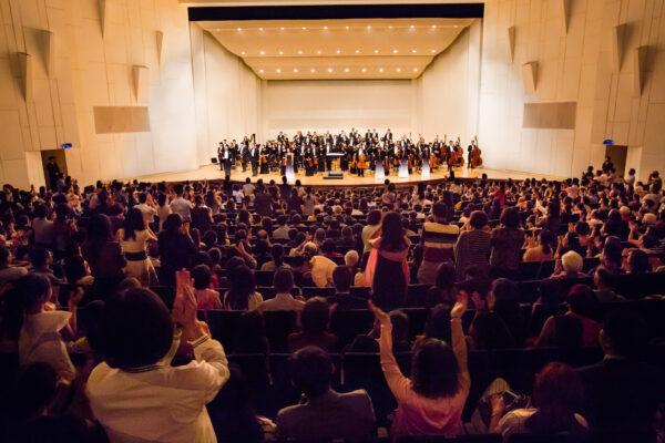 Concertgoers applaud the Shen Yun Symphony Orchestra at Tainan's Cultural Center, on Sept. 29, 2019. (Chen Ting/The Epoch Times)