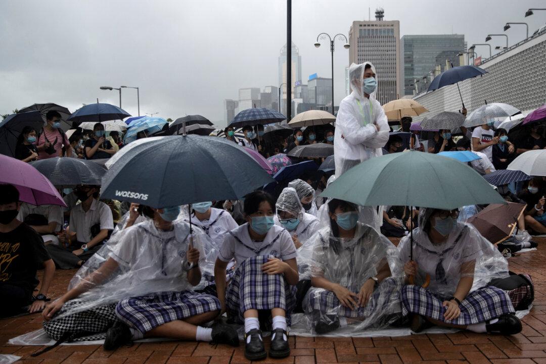 Hong Kong Students Gather in Their Thousands Calling for Democracy