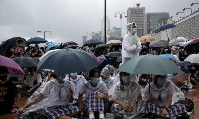 Hong Kong Students Gather in Their Thousands Calling for Democracy