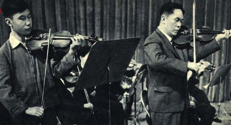 Ma Sicong (R) and his son Ma Rulong play in an ensemble in 1962. (public domain)