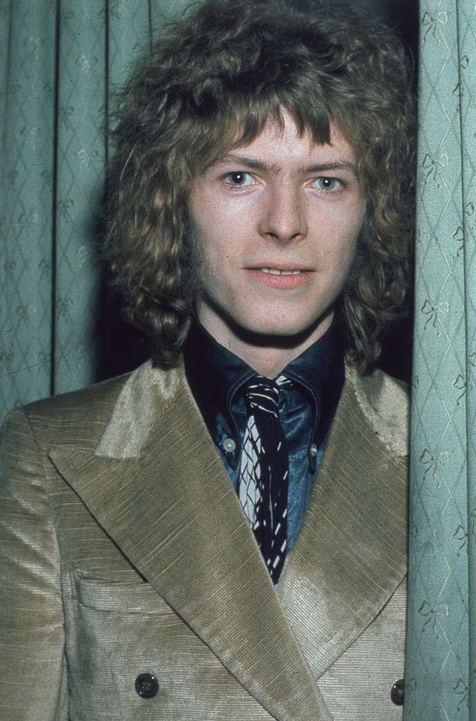 David Bowie at the "Disc and Music Echo" Valentine Awards ceremony at the Cafe Royal in London, February 1970 (©Getty Images | <a href="https://www.gettyimages.com.au/detail/news-photo/pop-singer-david-bowie-at-the-disc-and-music-echo-valentine-news-photo/3231195">Hulton Archive</a>)