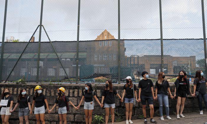 Hong Kong Students Form Human Chains in Continuing Protests