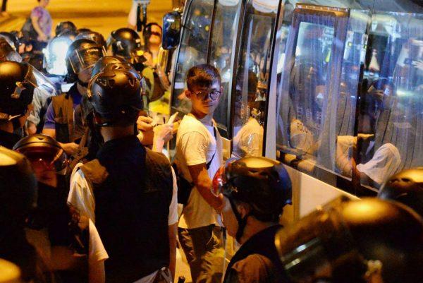 Police and protesters clashed in Tung Chung district of Hong Kong on Sept. 7, 2019. (Sung Pi Lung/The Epoch Times)