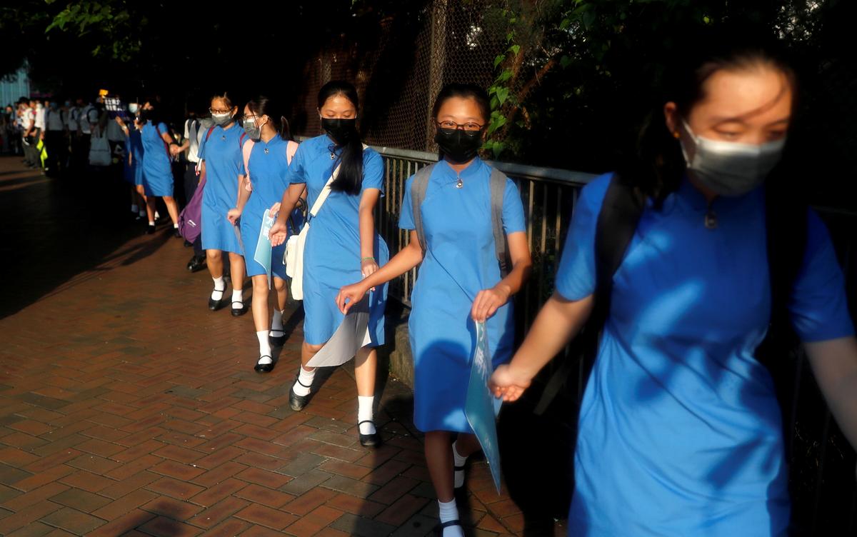 Hong Kong Students Form Chains of Protest as Economic Worries Grow