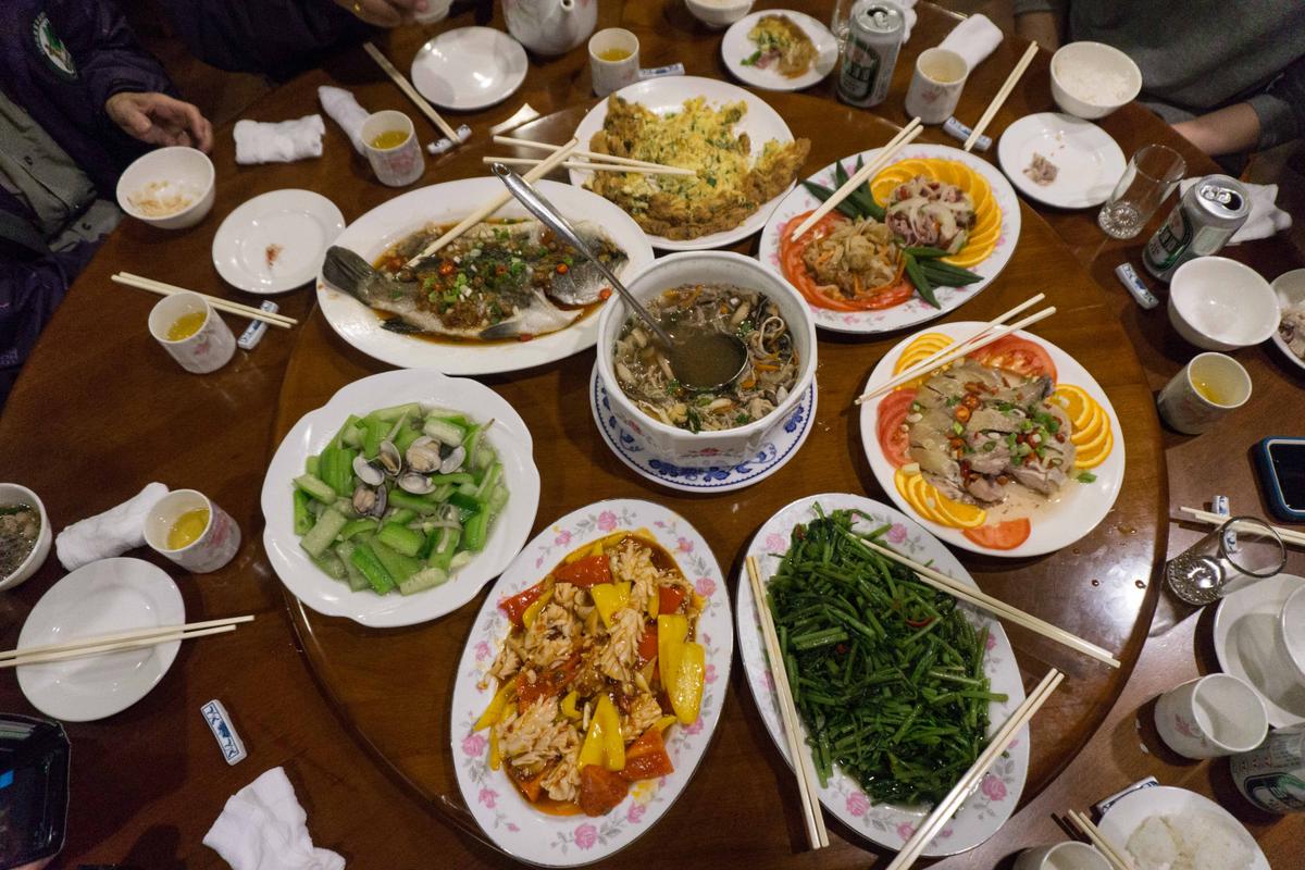 A feast at the Taipingshan Villa restaurant. (Crystal Shi)
