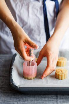 Using a mooncake mold. (Shutterstock)