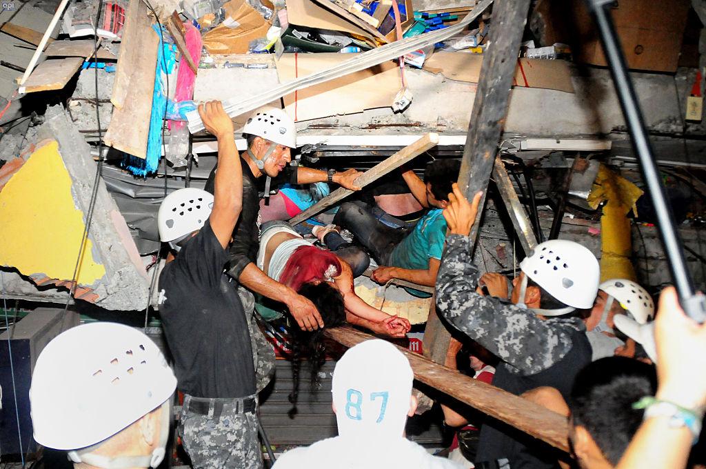 TOPSHOT - Rescue workers work to pull out survivors trapped in a collapsed building after a huge earthquake struck in the city of Manta early on April 17, 2016. (ARIEL OCHOA/AFP via Getty Images)