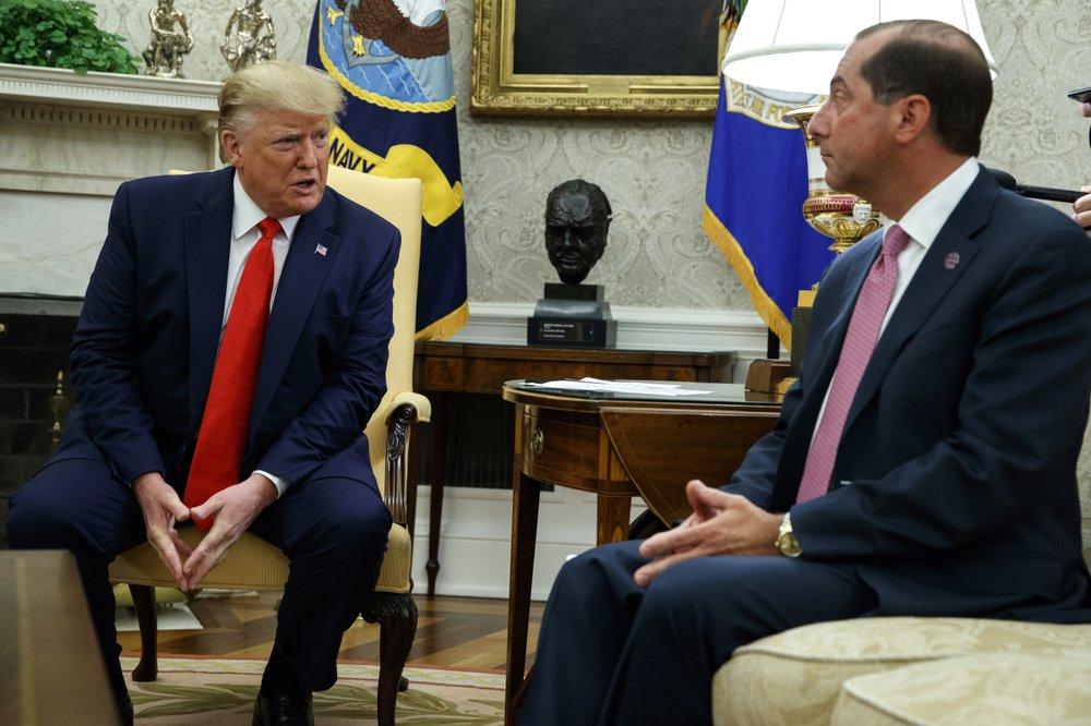 President Donald Trump talks to Secretary of Health and Human Services Alex Azar about a plan to ban most flavored e-cigarettes, in the Oval Office of the White House in Washington, on Sept. 11, 2019. (Evan Vucci/AP Photo)