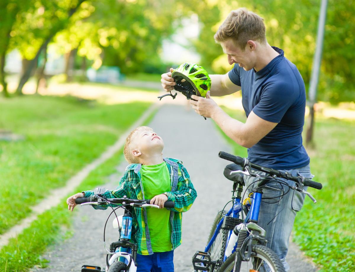 Illustration - Shutterstock | <a href="https://www.shutterstock.com/image-photo/young-father-trying-wear-bicycle-helmet-313982633">Ermolaev Alexander</a>