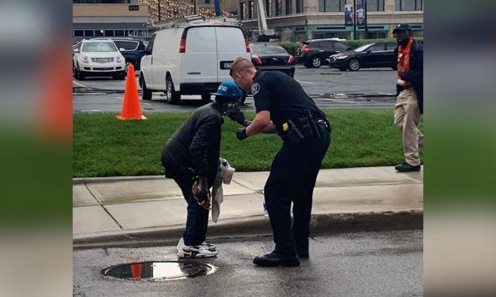 Stranger Captures on Camera Humble Act of Kindness by Detroit Cop