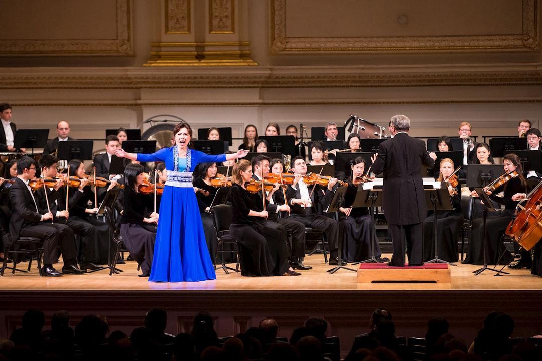 Soprano Haolan Geng singing with the Shen Yun Symphony Orchestra. (The Epoch Times)