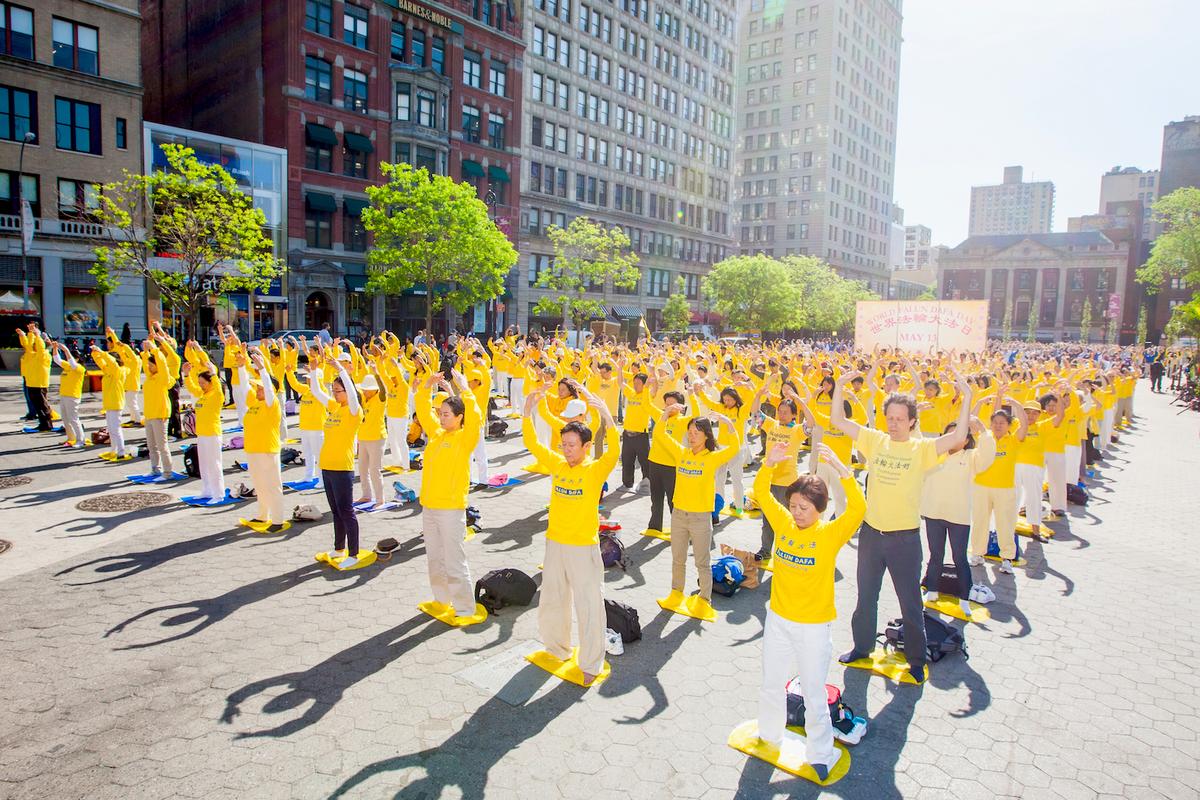Falun Dafa practitioners performing the second exercise of Falun Dafa. (©<a href="http://photo.theepochtimes.com/media.details.php?mediaID=OTU2MDMwNmY1YTgwYTY5">The Epoch Times</a>)