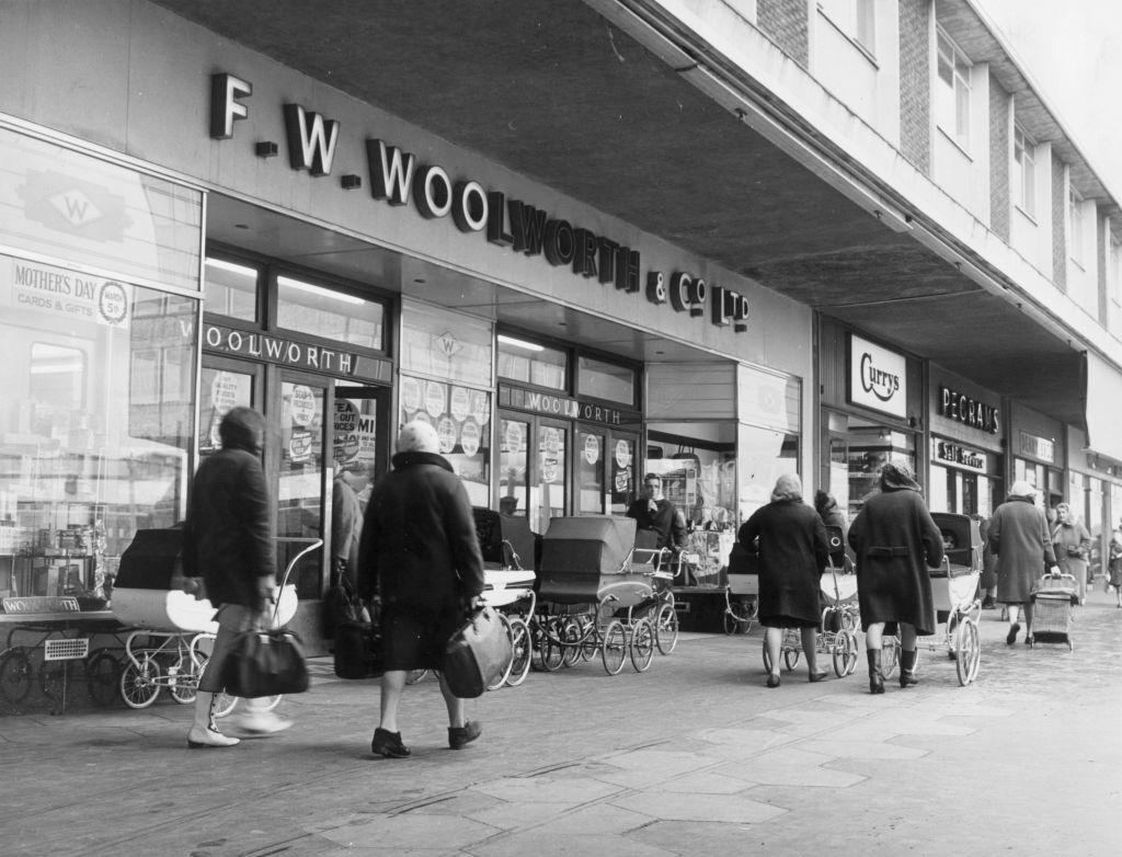 Woolworth's in its heyday in the shopping precinct of Kirkby New Town in Lancashire, England, 1967 (©Getty Images | <a href="https://www.gettyimages.com.au/detail/news-photo/well-known-chainstores-such-as-woolworths-and-currys-abound-news-photo/3065585">George W. Hales/Fox Photos</a>)