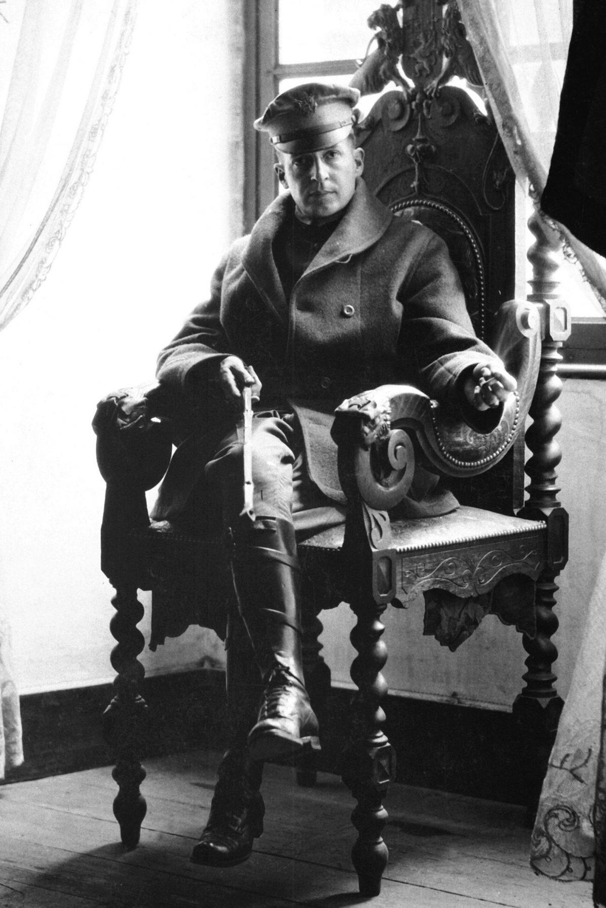 Brigadier General MacArthur at a French château, September 1918. (Public Domain)