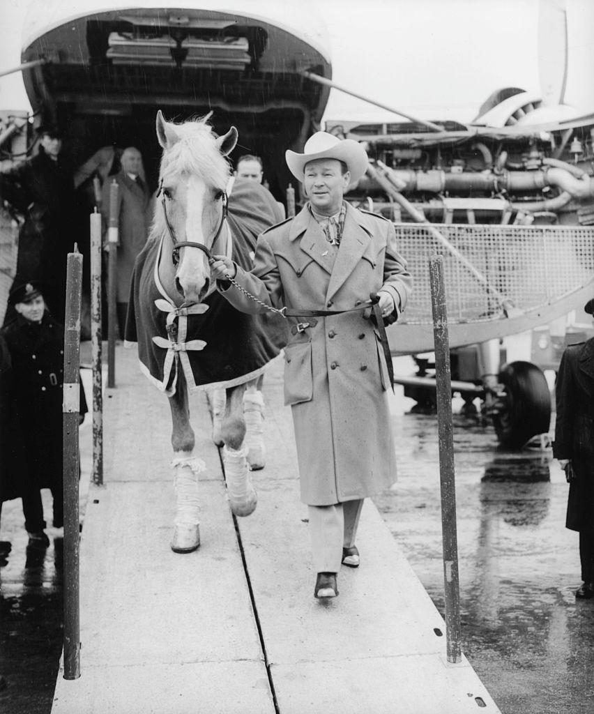 Roy Rogers arriving with his horse, Trigger, at Northolt Airport on March 20, 1954 (©Getty Images | <a href="https://www.gettyimages.com.au/detail/news-photo/actor-roy-rogers-the-king-of-cowboys-arriving-with-his-news-photo/585319643">Meager/Fox Photos</a>)