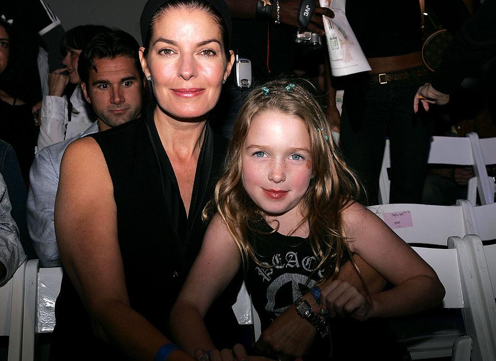 Sela Ward and Anabella attend the Juan Carlos Obando Spring 2005 show at the Mercedes-Benz Fashion Week in California on Oct. 29, 2004 (©Getty Images | <a href="https://www.gettyimages.com/detail/news-photo/actress-sela-ward-and-her-daughter-anabella-raye-attend-the-news-photo/51625305">Mark Mainz</a>)