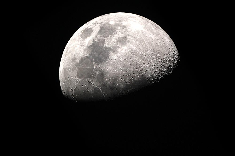Illustration - Shutterstock | <a href="https://www.shutterstock.com/image-photo/half-moon-background-astronomical-body-that-692162131?src=W7kwlzsNyxKYVfwKHpKUgQ-1-0">taffpixture</a>