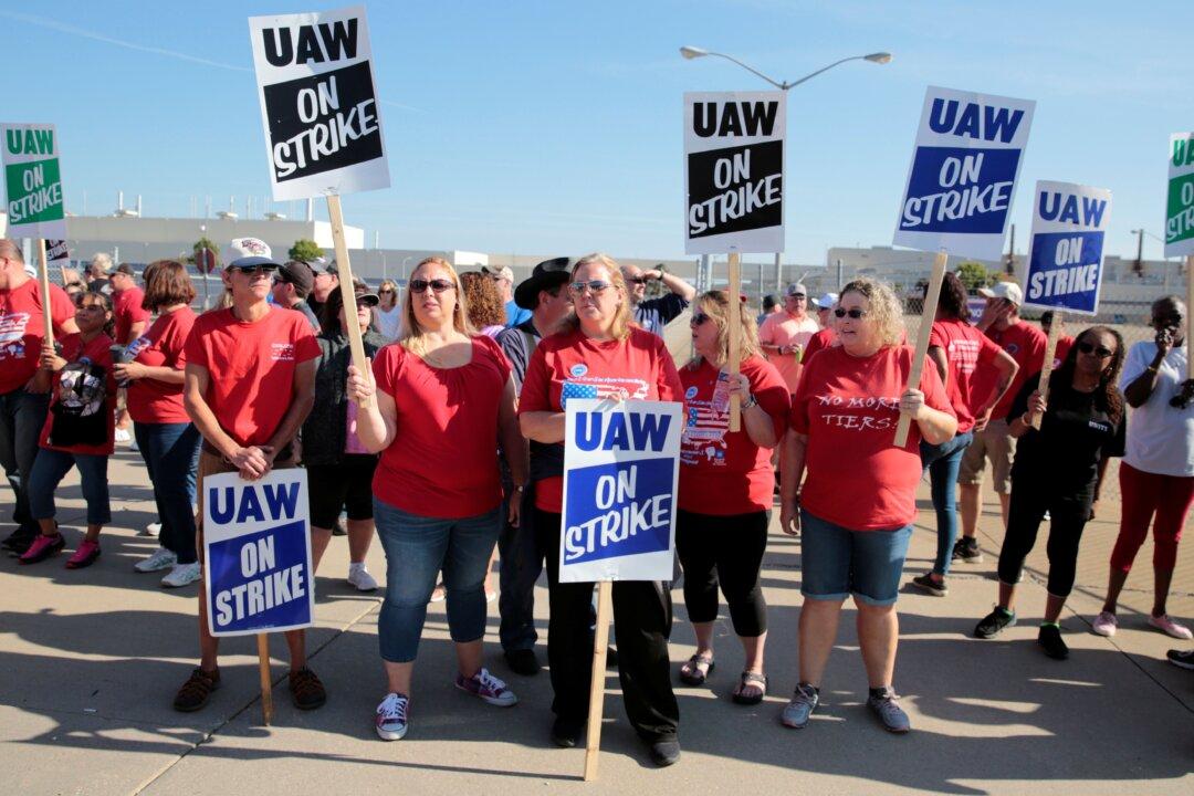 GM Strike Enters 2nd Week With No Reports of Progress