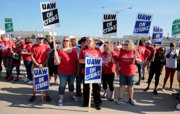 General Motors assembly workers picket outside the shuttered Lordstown Assembly plant during the United Auto Workers (UAW) national strike in Lordstown, Ohio, on Sept. 20, 2019. (Reuters/Rebecca Cook)