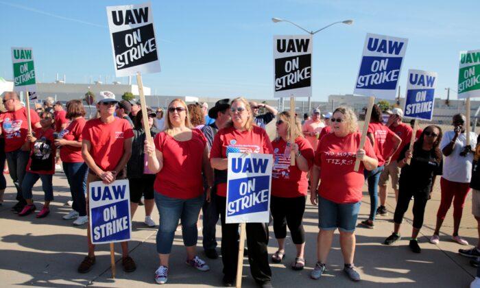 GM Strike Enters 2nd Week With No Reports of Progress