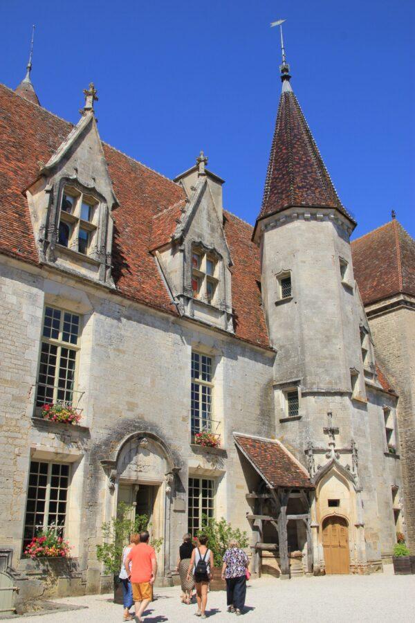 The inner courtyard at Châteauneuf-en-Auxois. (Wibke Carter)