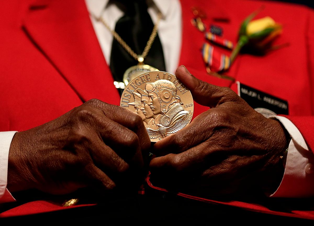 Tuskegee Airman Major Anderson shows off the Congressional Gold Medal given to all Tuskegee Airmen at a Veterans Day ceremony in Washington, D.C., on Nov. 11, 2013. (©Getty Images | <a href="https://www.gettyimages.com.au/detail/news-photo/tuskegee-airman-major-anderson-shows-off-a-congressional-news-photo/187672347">Win McNamee</a>)