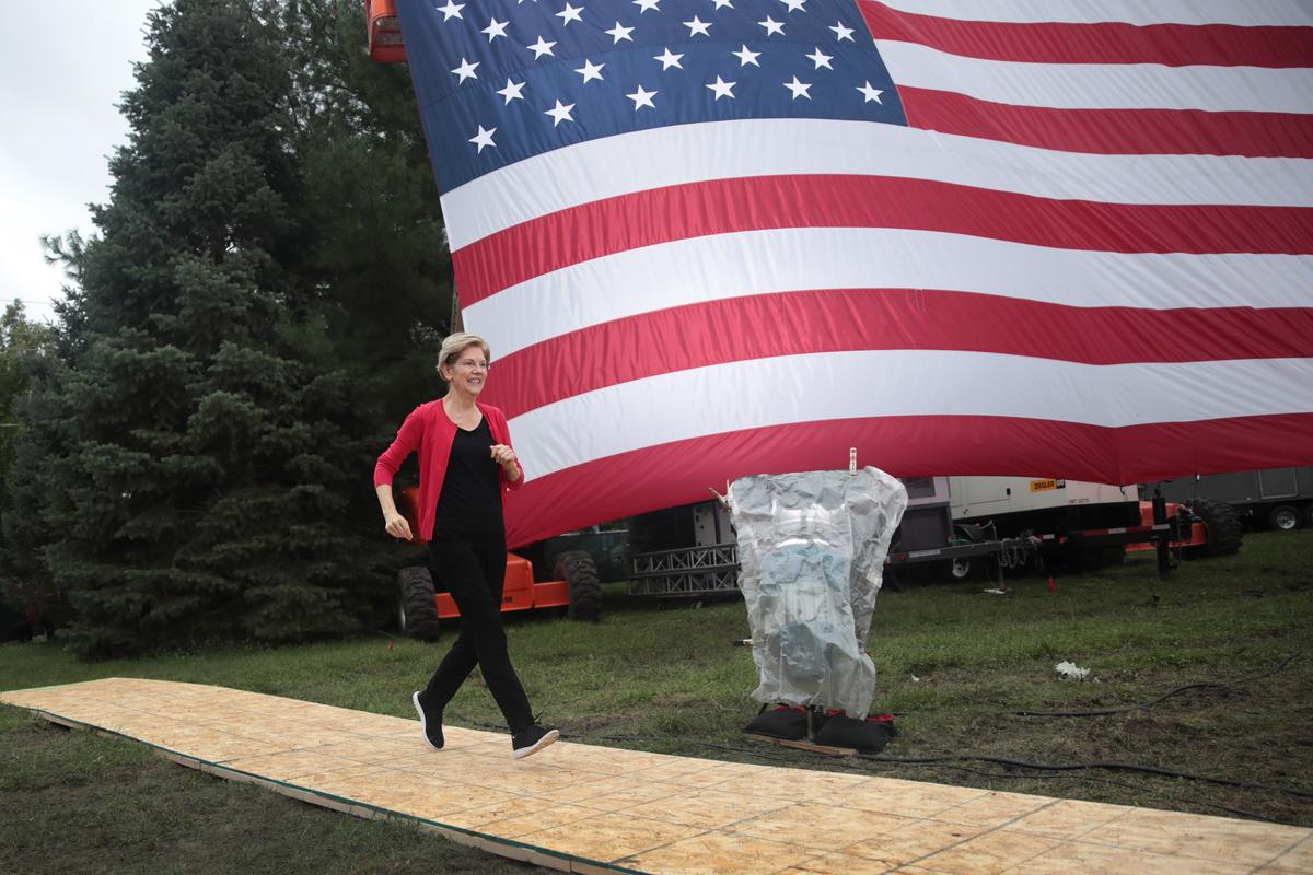 Democratic presidential candidate Sen. Elizabeth Warren (D-Mass.) runs to the stage before speaking at the Polk County Democrats' Steak Fry in Des Moines, Iowa, on Sept. 21, 2019. (Photo by Scott Olson/Getty Images)
