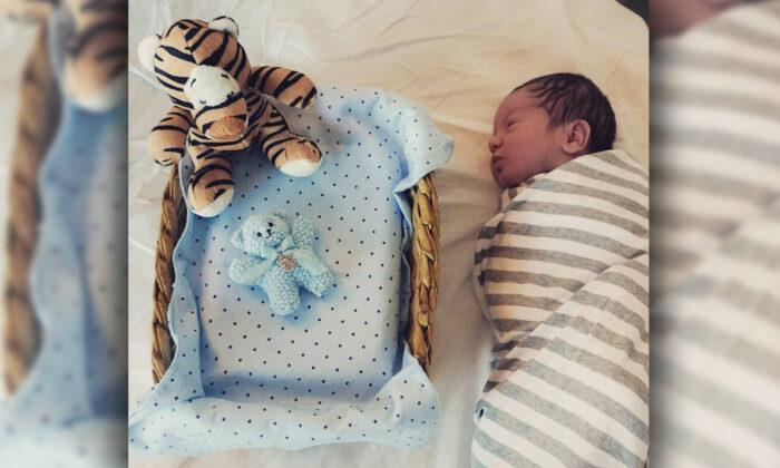 Photoshoot of Newborn Next to Stillborn Twin Brother’s Ashes Will Leave You in Tears