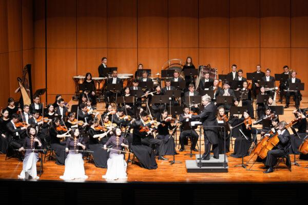 The Shen Yun Symphony Orchestra's concert at Taichung City Chung Shan Hall on Sept. 25, 2019. Erhu performers: Qi Xiaochun (L), Wang Zhen (M), and Qin Lu (R). (Gong Anni/The Epoch Times)