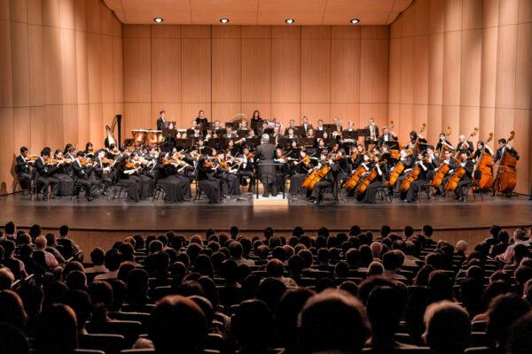 Shen Yun Symphony Orchestra performing at the Chiayi Performing Arts Center in Chiayi, Taiwan, on Sept. 27, 2019. (Zheng Shun-li/The Epoch Times)