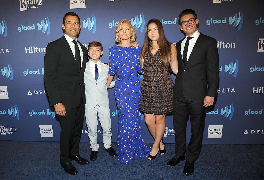 Mark Consuelos, Kelly Ripa, and their children at the 26th Annual GLAAD Media Awards in New York City on May 9, 2015 (©Getty Images | <a href="https://www.gettyimages.com.au/detail/news-photo/actors-mark-consuelos-kelly-ripa-and-their-children-attend-news-photo/472804484">Brad Barket</a>)