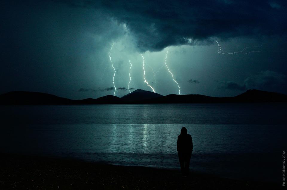 Stock image of lightning. (Free-Photos/Pixabay)