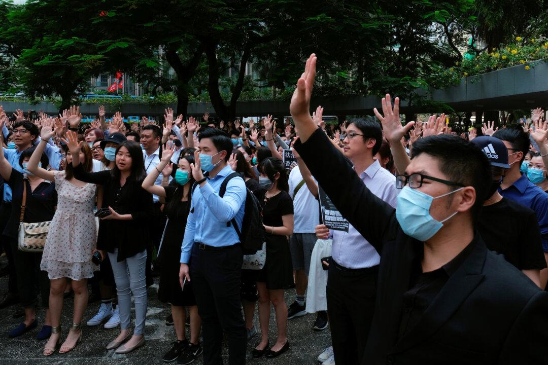 Hong Kong Office Workers, Schoolmates Denounce Police Shooting of Teen