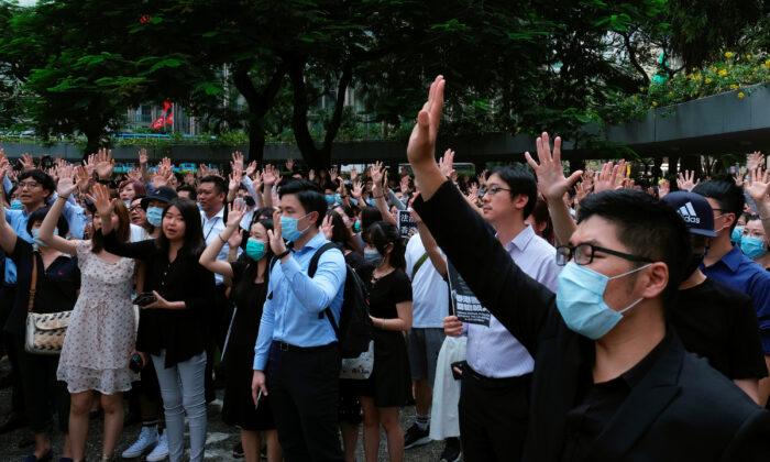 Hong Kong Office Workers, Schoolmates Denounce Police Shooting of Teen