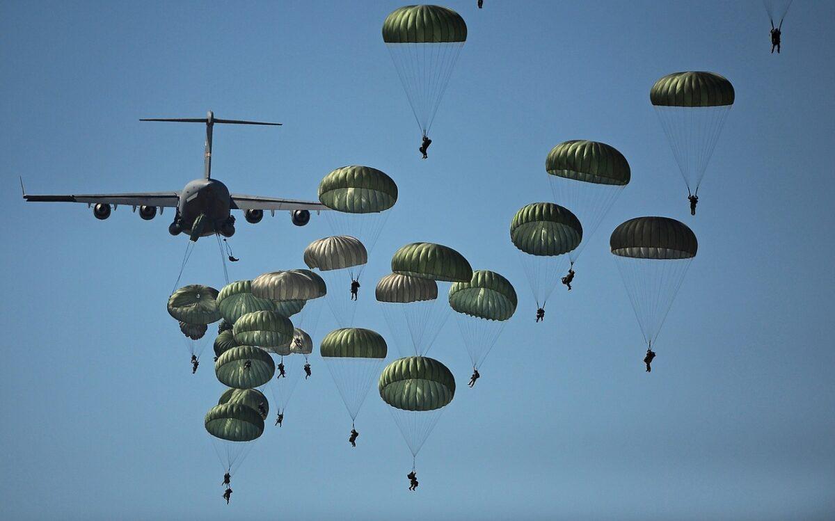 Stock image of paratroopers. (Image by Skeeze from Pixabay)