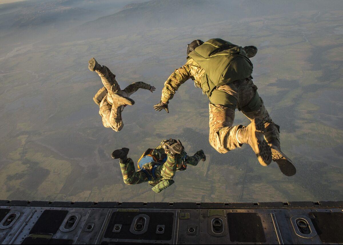 Stock image of jumping paratroopers. (Image by Skeeze from Pixabay)