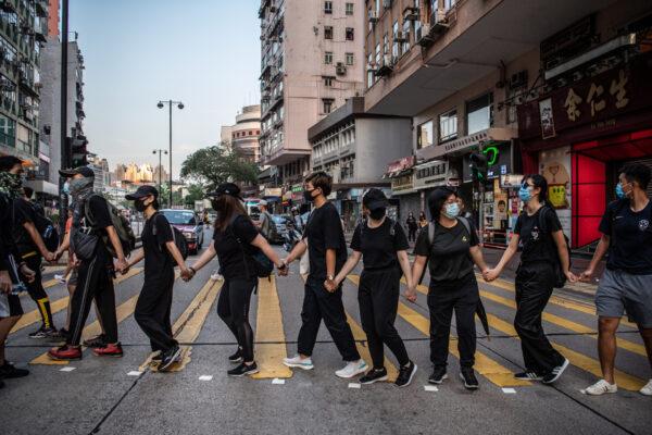 People protest a ban against masks in Yau Ma Tei in Hong Kong, on Oct. 5, 2019 .(Laurel Chor/Getty Images)