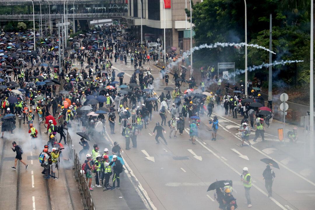 Thousands Defy Anti-Mask Law and March in Hong Kong