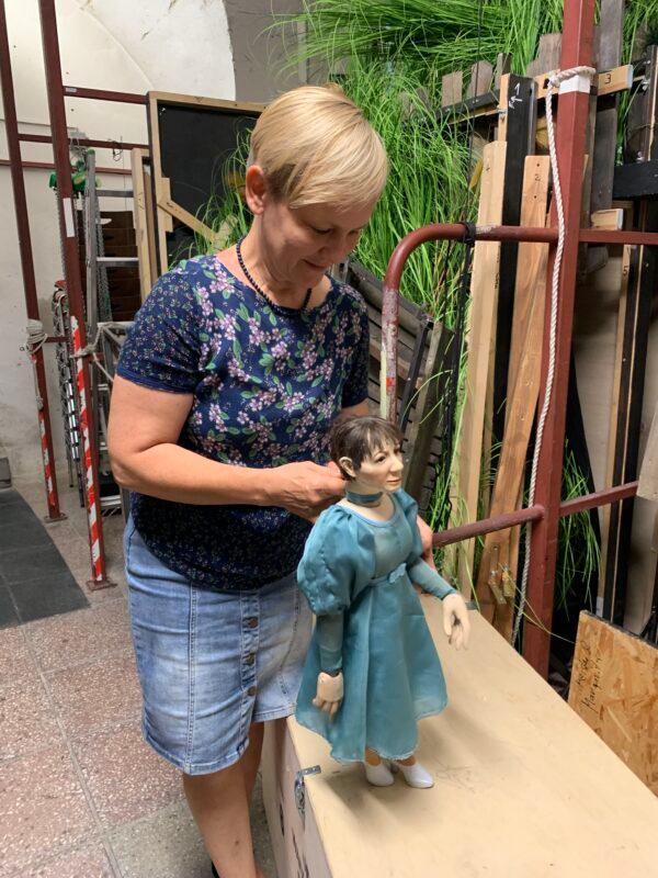 A woman holds a puppet at Theater Waidspeicher. (Janna Graber)