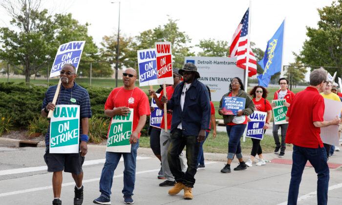 GM, Autoworkers Union Reach Tentative Agreement That Could Put End to Month-Long Strike