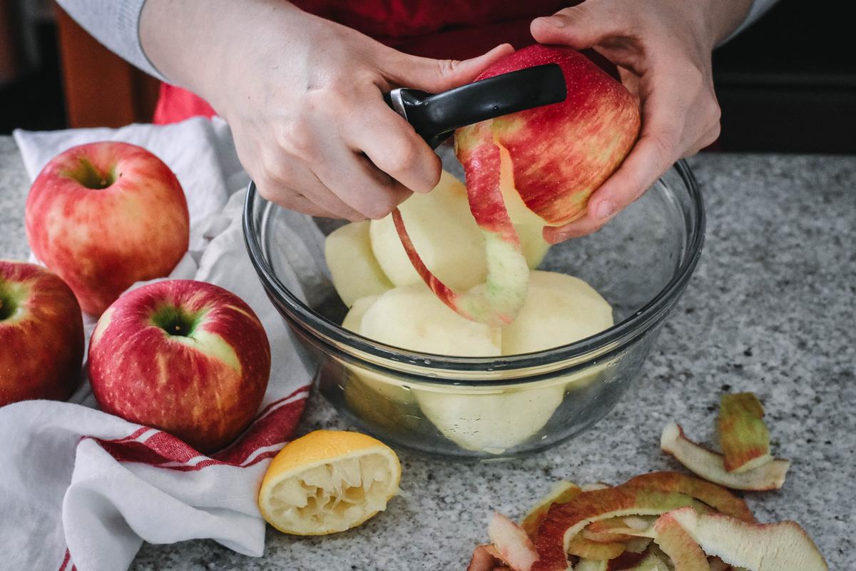 Preparing the apples; keep them covered in lemon juice. (Audrey Le Goff)