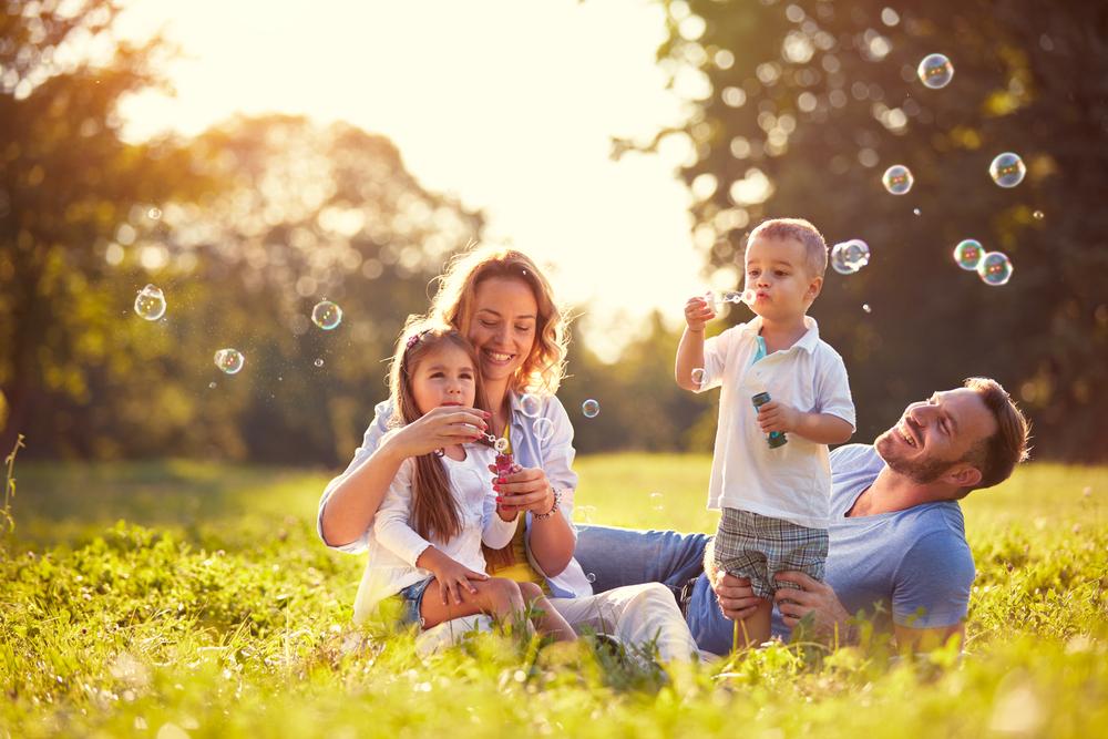 Illustration - Shutterstock | <a href="https://www.shutterstock.com/image-photo/family-children-blow-soap-bubbles-outdoor-593061179?src=UXFdzijnTXDzqngaDBuvew-1-11">Lucky Business</a>