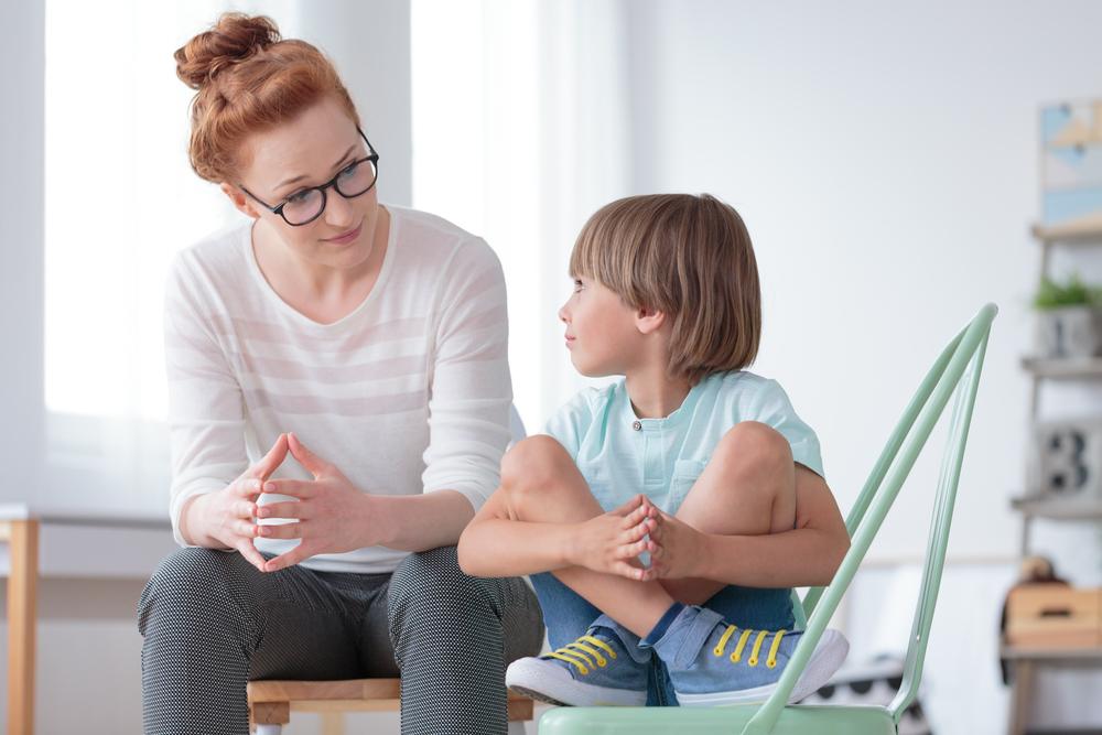 Illustration - Shutterstock | <a href="https://www.shutterstock.com/image-photo/young-female-school-psychologist-having-serious-760999171?src=n8CjjWnwbeGJpHlgDfLiXw-1-19">Photographee.eu</a>